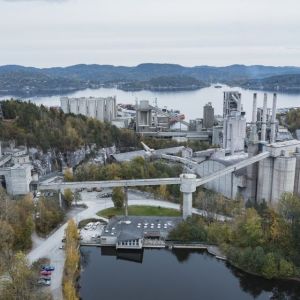 De eerste fabriek ter wereld waar grootschalig CO2 wordt afgevangen is de fabriek van Heidelberg Materials in Noorwegen (Brevik)
